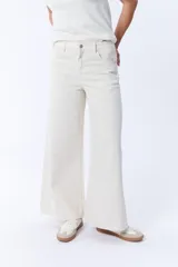 Pantalón de jean de tiro alto, color crudo, con corte palazzo y pierna ancha.