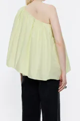 Blusa roja de tafeta con un hombro descubierto, escote recto con volantes y corte holgado.