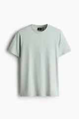 Remera verde agua de punto liviano con cuello redondo ribeteado y bajo recto. Corte estándar confeccionada con COOLMAX®, fibra sintética que transporta el sudor del cuerpo a la superficie del tejido.