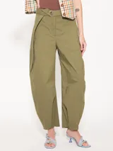 Pantalón negro de poplin 4way con lazo en la cintura, bolsillos ojales en delantero y espalda, pinza a la altura de la rodilla que le da una forma curvada, acceso mediante broche pantalonero, cierre y botón interno a tono de tela. Broches en el ruedo permiten ajustarlo.