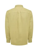 Camisa de lino color verde oliva, con cuello camisero, teñida en prenda. Tiene un bolsillo en el pecho con bordado al tono. De manga larga y calce regular.
