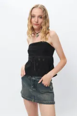 Top strapless negro con bordado y diseño ajustado al cuerpo.