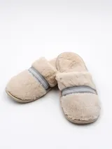 Pantuflas cerradas color beige con interior de piel sintética y detalle de franjas grises.