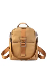 Mochila color beige combinada en tela impermeable y cuero sintético, con correa corta para usar como cartera. Incluye un bolsillo grande con cierre al frente y bolsillos laterales.