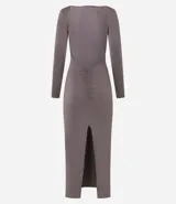 Vestido midi marrón de poliéster y elastano, con cuello redondo, mangas largas, espalda descubierta, fruncido en la parte baja de la espalda y abertura en la falda.