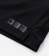 Bermuda deportiva masculina gris con cintura elástica, bolsillos laterales y cordón de ajuste.