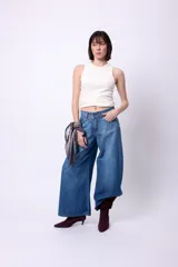 Pantalón de jean azul de corte ancho, estilo wide leg, confeccionado en 100% algodón y tiro medio.