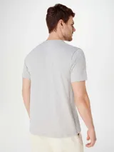 Remera negra de manga corta con corte ajustado.