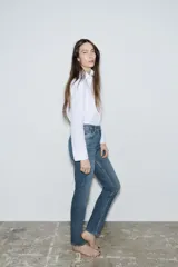 Pantalón de jean negro de tiro alto, corte skinny y cinco bolsillos.