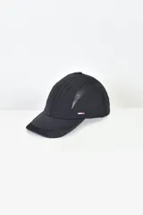 Gorro deportivo de tejido Dry-Fit color negro, ideal para actividades al aire libre.