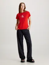 Remera roja de algodón con logo CK estampado en el pecho. Corte slim, cuello redondo y mangas cortas.