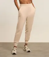 Pantalón deportivo verde oliva confeccionado en microfibra con cintura elástica.