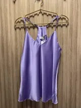 Top lila de seda con espalda nadadora y breteles finos.