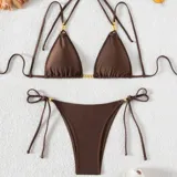 Conjunto de bikini marrón chocolate con corpiño triangular con tirantes finos y detalle de cuentas doradas, y bombacha con tiras laterales ajustables.
