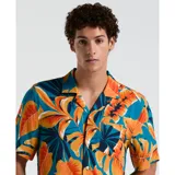 Camisa de hombre de manga corta con estampado de hojas tropicales en tonos naranja, azul y verde. Tiene cuello clásico, cierre con botones y un bolsillo en el pecho.