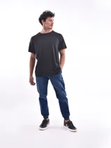 Remera azul de corte clásico y mangas cortas.