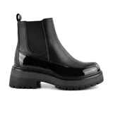 Bota Chelsea de cuero sintético negro con elástico lateral, plataforma track y detalle de charol en la puntera.