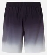 Bermuda deportiva masculina con cintura elástica, cordón interno de ajuste y forro de malla. Diseño con cuadros difuminados en degrade de gris oscuro a blanco.