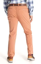 Pantalón chino verde militar de corte recto con tecnología Natural Flex.