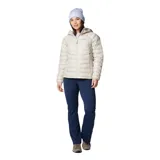 Campera puffer color borgoña con capucha, cierre frontal y bolsillos laterales con cierre. El forro termorreflectivo Omni-Heat™ retiene el calor mediante puntos plateados que reflejan el calor corporal. El aislamiento Thermarator™ 100 % poliéster reciclado te mantiene abrigado con fibras sintéticas livianas que retienen el calor incluso cuando están mojadas.