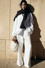 Pantalón de jean blanco de tiro alto, corte amplio en la pierna y cinco bolsillos.