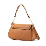 Cartera bandolera color habano, de símil cuero con costuras a tono y herrajes dorados. Tiene un compartimento principal con acceso de solapa, un bolsillo interno con cierre y dos bolsillos abiertos. Incluye correa regulable para usar al hombro o cruzada.