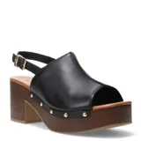 Sandalia de cuero color marrón castaño, con plataforma de madera y taco ancho.