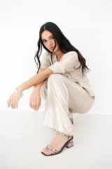 Pantalón de lino color negro, de corte palazzo y tiro alto.