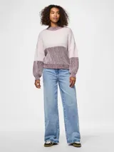 Sweater de punto suave color rosa con bloque de color borgoña en el centro y cuello alto.