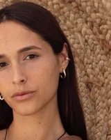 Aro earcuff plateado y dorado con diseño texturizado que simula lava.