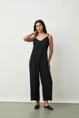 Mono largo de tirantes finos con estampado abstracto en tonos negro, marrón y blanco.