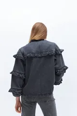 Campera de jean gris oscuro con volados en el frente y las mangas, cierre con botones metálicos.