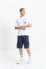 Bermuda cargo de corte clásico, confeccionada en tela resistente y cómoda, con pasa cintos, cremallera y botón.