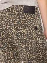 Bermuda de jean con estampado animal print.