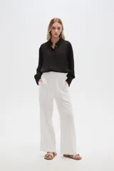 Pantalón blanco de viscosa, de corte recto y tiro alto, con bolsillos laterales y cintura elástica.