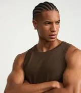 Musculosa deportiva color bordó, sin mangas y cuello redondo.