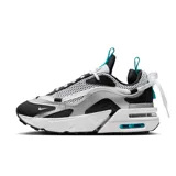 Championes Nike Air Max Furyosa NRG de mujer, con capellada de malla blanca, superposiciones de cuero sintético gris y negro, cordones blancos y detalles en celeste.