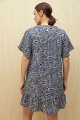 Vestido corto con estampado paisley en tonos azules y beige, escote en V y mangas cortas con volados.