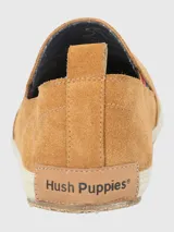 Alpargata de cuero color mostaza, con forro de algodón orgánico y suela de goma con porcentaje reciclado.