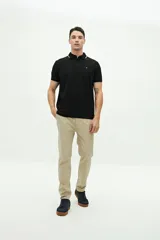 Remera polo verde militar con textura, corte regular, cuello clásico con detalles en azul marino y logo estampado en el pecho.