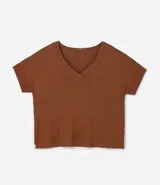 Blusa plus size de crepé azul marino, con escote en V, mangas cortas con detalle de punto y flecos en los laterales de los puños.