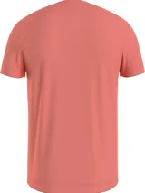 Remera color salmón de algodón con cuello redondo y logo de Tommy Hilfiger bordado en el pecho.