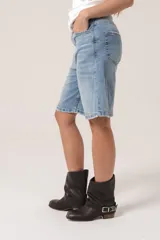 Bermuda de jean celeste con lycra y mini roturas.