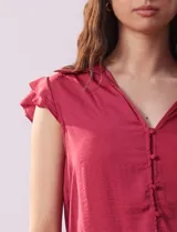 Camisa color ladrillo de satén, marca Alex & Lili. Cuello a la base con solapa, escote en V, apertura central con botones y sisas con volados.