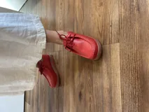 Zapatos acordonados color rojo con suela de goma.