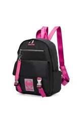 Mochila negra con detalles en rosa, con cierre superior y bolsillo frontal con solapa.