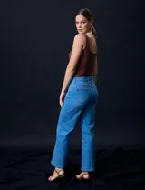 Jean de pierna ancha color celeste, marca Angels of Difference. Pretina con pasadores, botón y cierre. Delantera y trasera con bolsillos.