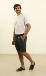 Bermuda de lino y algodón color gris oscuro, corte relaxed fit, con cintura elástica ajustable con cordón, bolsillos frontales y traseros.