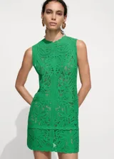 Vestido corto de crochet color verde esmeralda, con cuello redondo, sin mangas y diseño recto.