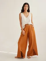 Cinto de piel en tono beige, versátil y adaptable a diferentes estilos como cinturón o collar.